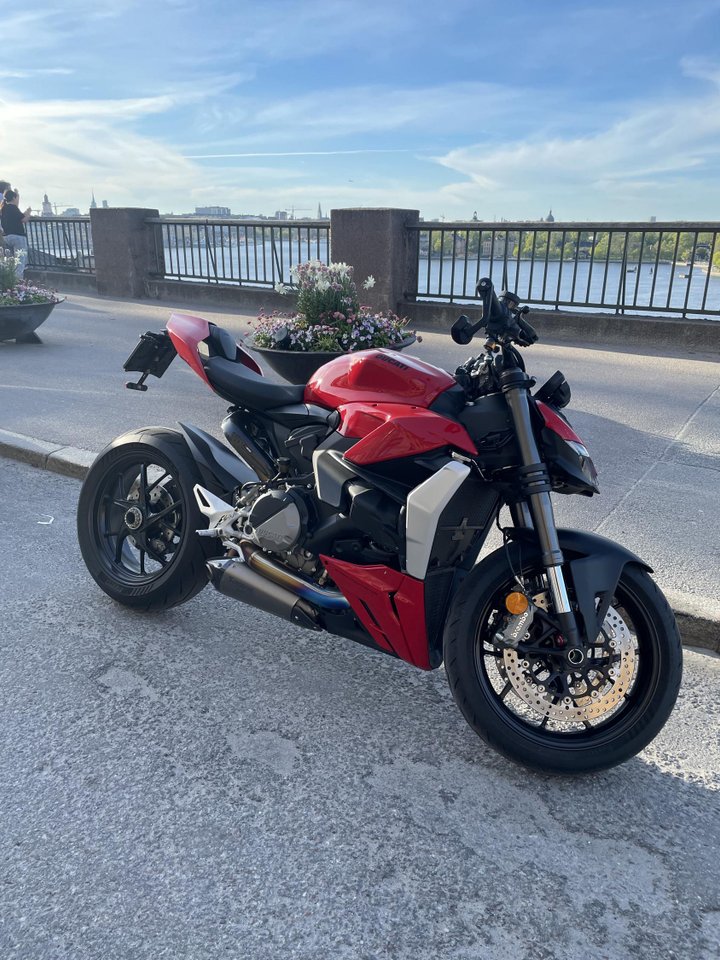 Ducati Streetfighter V2