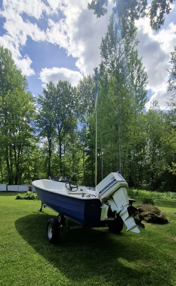 Båt med motor och trailer image
