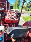traktor med grävagregat