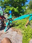 traktor med grävagregat