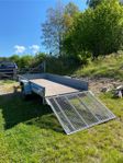 Bilsläp med ramp .