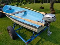 Plasteka/plastbåt med Hondamotor, åror och trailer.