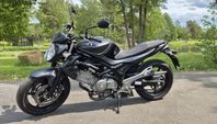 Suzuki Gladius 650 – 2015 – A2-reggad – Endast 942 mil!