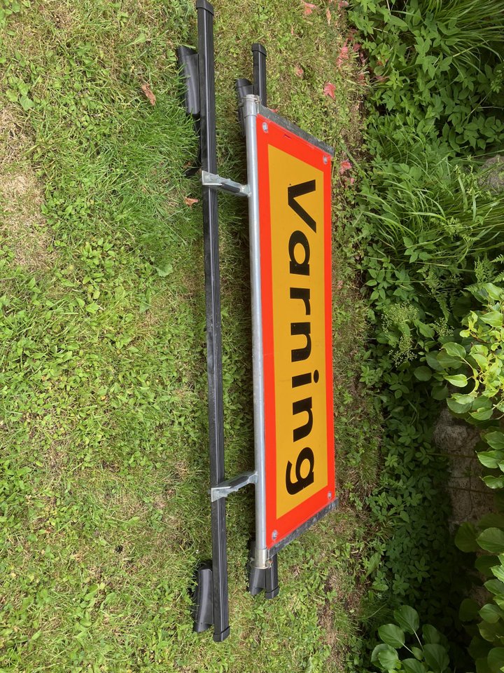 varningsskylt. bred last mm