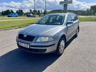 Skoda Octavia Kombi 2.0 FSI 4x4 Lågmil med tung vägpaket