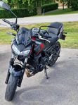 Kawasaki Z650 – 2023 – Svart/Röd – Endast ca 900 mil 