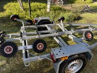 Robust bromsad 80 km/h båttrailer 1350 kg i fint skick