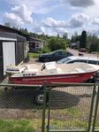 Båtmotor med 35hk Evinrude och 30 kärra