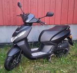 Peugeot Kisbee Black 102 mil 2021 [45 km/h EU-moped klass 2]