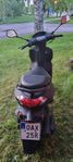 Peugeot Kisbee Black 102 mil 2021 [45 km/h EU-moped klass 2]