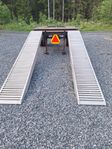 Traktorkärra för grävmaskintransport med alu-ramper.