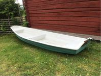Roddbåt med åror 