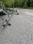 Tiki BT1000 båtsläp bromsad