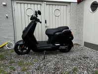 NIU NQI Sport standard range 45 km/h Matt svart elmoped
