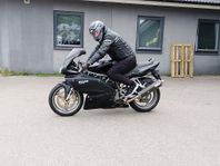 Ducati 750 SS i.e V2(twin) desmodromic
