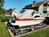 Motorbåt med tillhörande 80-trailer