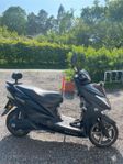 Elmoped med inbyggda högtalare
