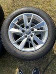 Snygga Audi-fälgar med fräscha däck 205/60 R16 uppsättning