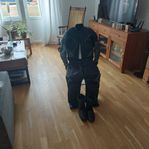 Skinnställ och Stövlar