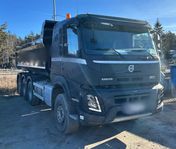 Volvo FM tippbil med fästen för bakmonteradkran