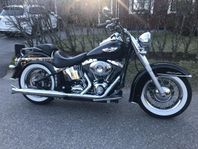 Rubrik Harley-Davidson FLSTN Softail Deluxe Mkt bra Skick