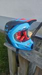 FOX v4 Carbon crosshjälm
