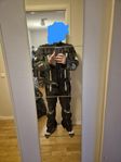 Alive skinnställ, ryggskydd, stövlar, kläder mm