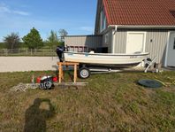 Båtmotor, trailer och båt.