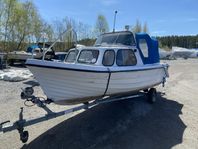 Båt med Evinrudemotor, 70 hk, släp ingår (30 km)