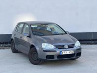 Volkswagen Golf 1.6 102hk nybesiktad dragkrok i fint skick