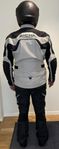 1 Nolan hjälm, 1 Schuberth C4 stl XL hjälm, MC-ställ Richa 