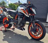 Välutrustad KTM 890 Duke r