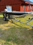 Master 430 stypulpet med Selva 25hk och TK trailer