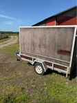 Bromsat skåpsläp med bänkar