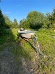 Båt med motor och sjösättningsvagn