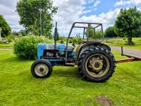 Ford Dexta 1957 med kärra i bra bruksskick