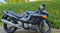 Suzuki GSX-750F, nyskick, svart.