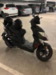 Nästan ny moped med hjälm, kätting o hänglås 