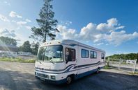 GMC Rexhall Aerbus – 10m Husbil • Slide-out • Elverk • Aut •