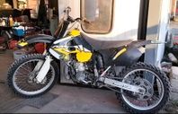 Svart Suzuki RM250