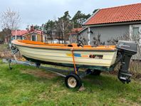 Uttern 4700 med styrpulpet + Tohatsu 30hk + Fogelsta båtvagn