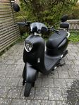 El moped Yadea M6 klass 1