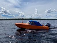 Liten sportbåt Yamaha 60 trim och tilt