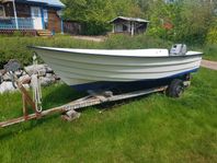 Plastbåt med motor och vagn
