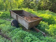Liten tippvagn och höupptagningsvagn till traktor
