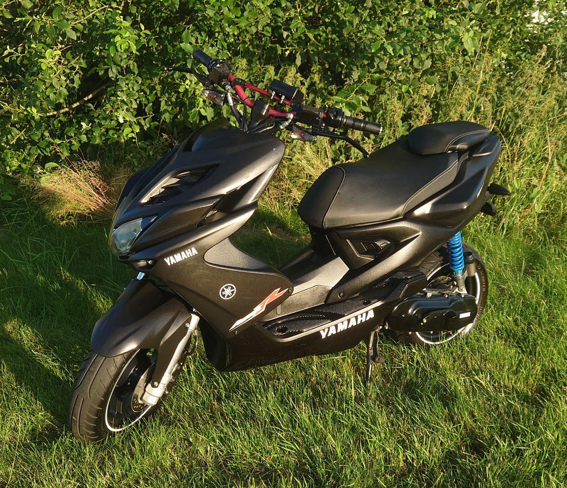 Yamaha Aerox naked 2takt. obs...