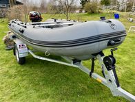 Great White, aluminium, 330 med 15 Hk och 80 km trailer