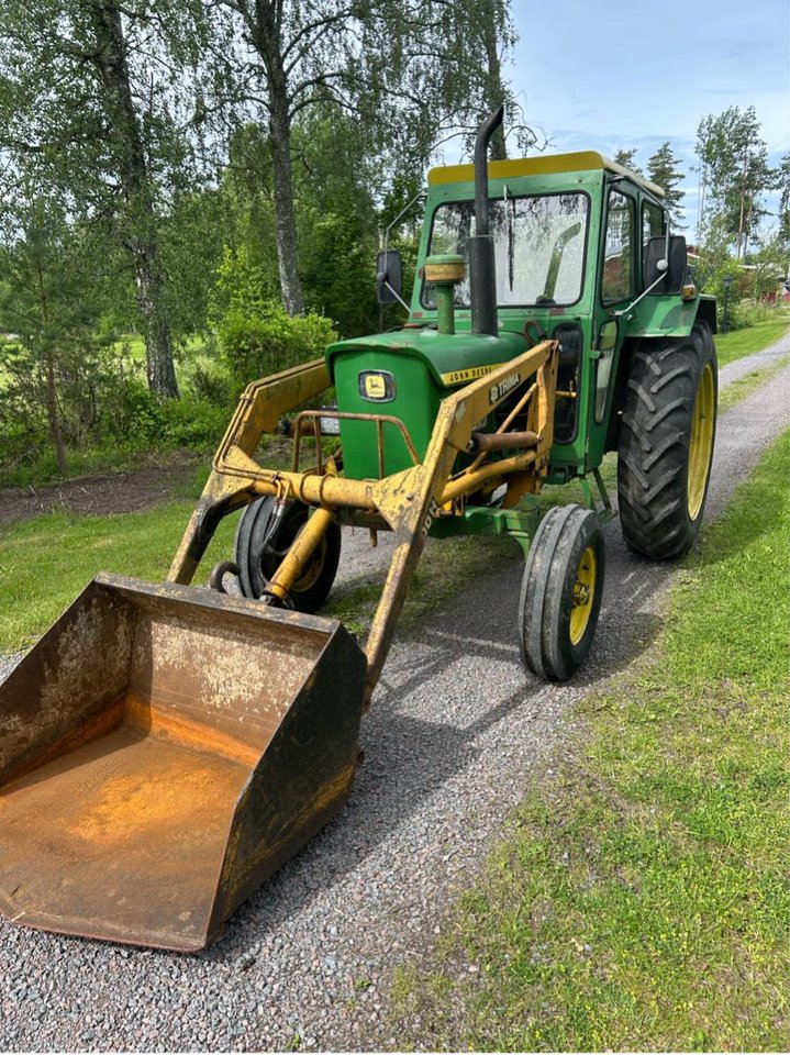 John Deere 2120 med lastare