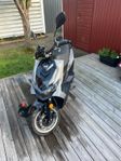 SYM JET 4 RX (Inklusive 2 hjälmar och godkänt lås)