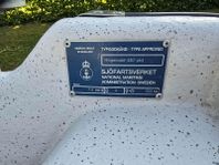 motorbåt med trailer